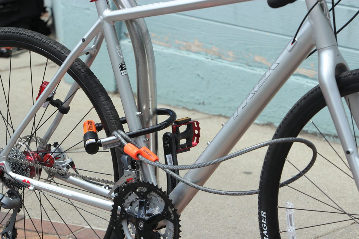 U-Lock-with-cable-with-bicycle